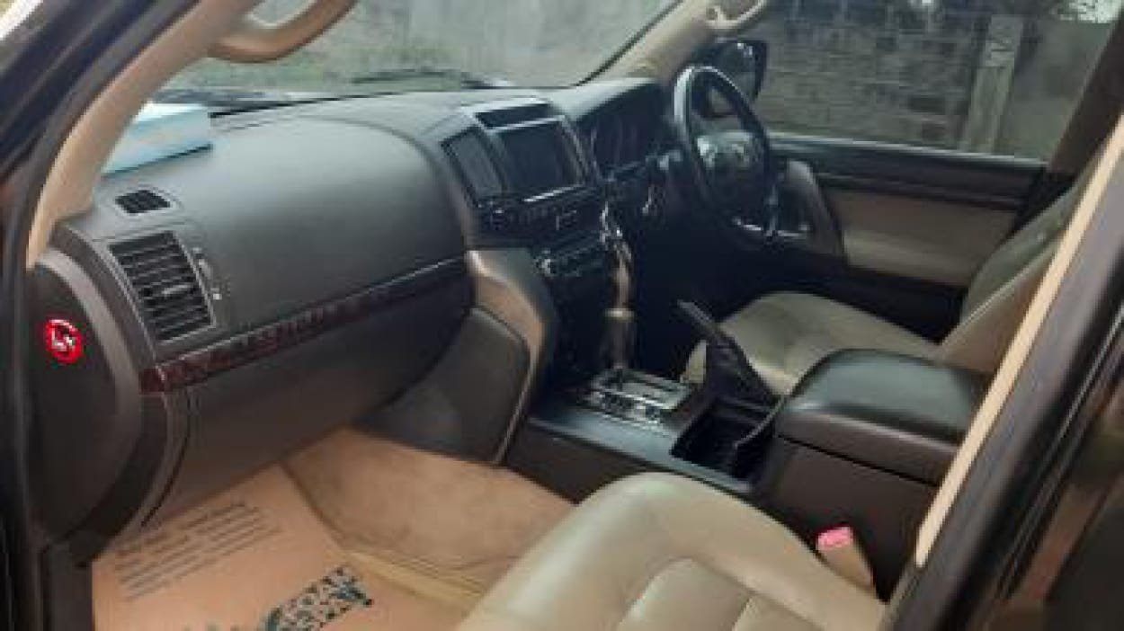 Toyota V8 Sunroof Leather Pay 30% Deposit. On Offer!