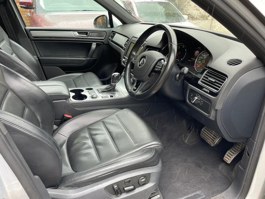 Volkswagen VW Touareg R LINE panoramic JUST ARRIVED QUICK SALE Trade in Ok EXCLUSIVE for Sale in Kenya Hire purchase installments
