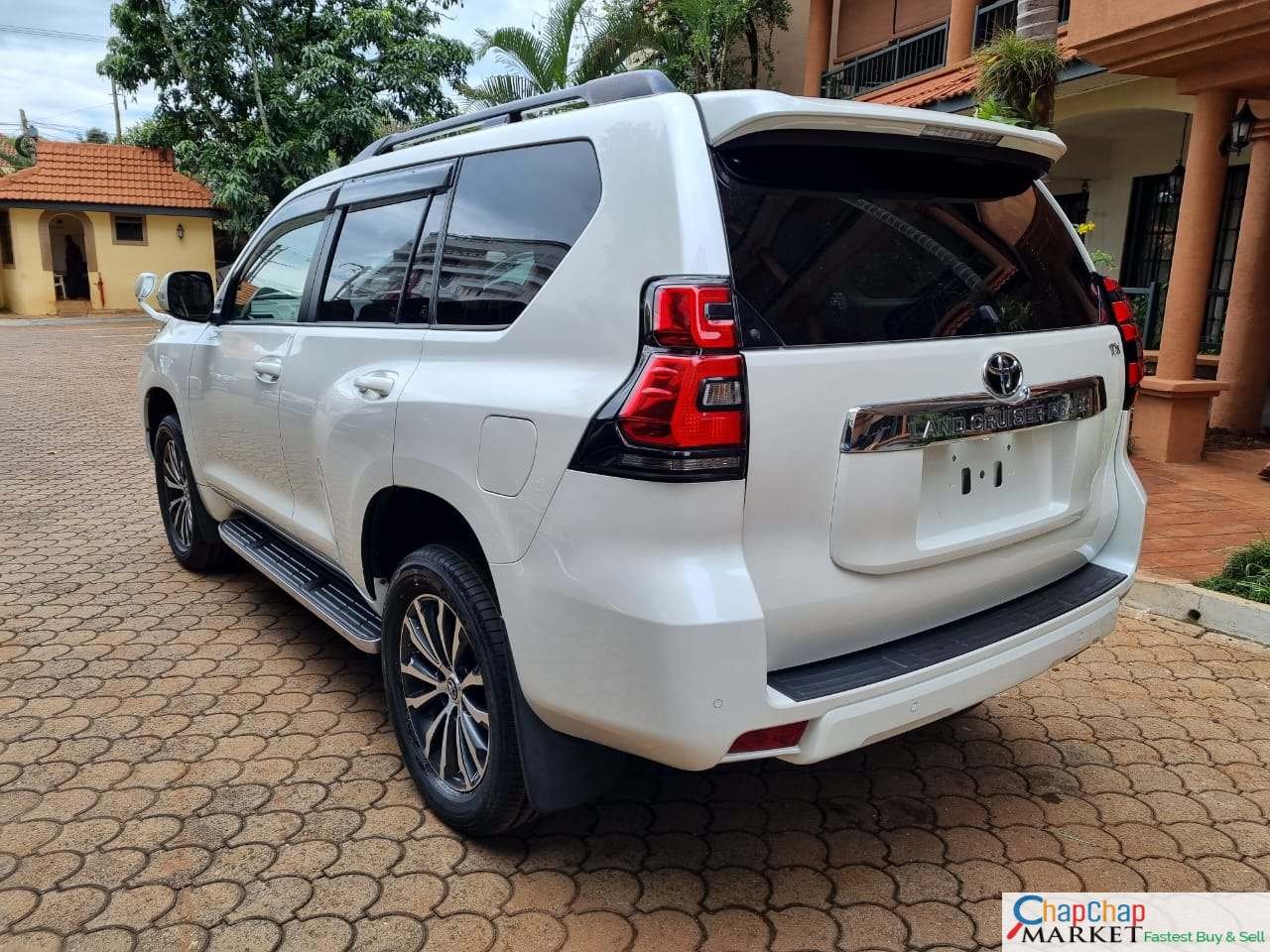 Toyota PRADO 2018 Sunroof Quick SALE TRADE IN OK New shape Kenya hire purchase installments