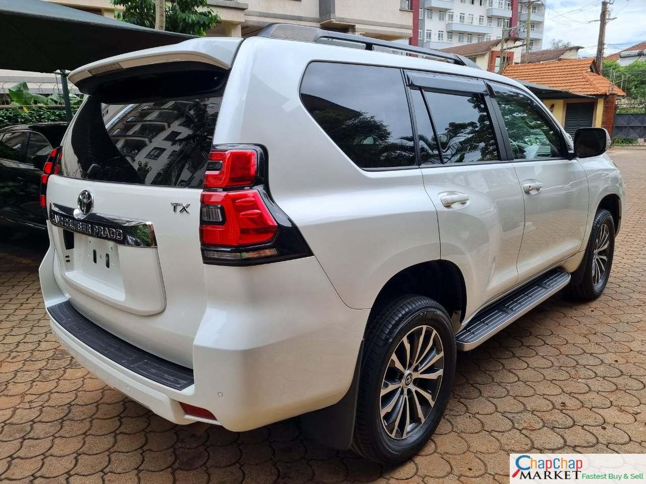 Toyota PRADO 2018 Sunroof Quick SALE TRADE IN OK New shape Kenya hire purchase installments