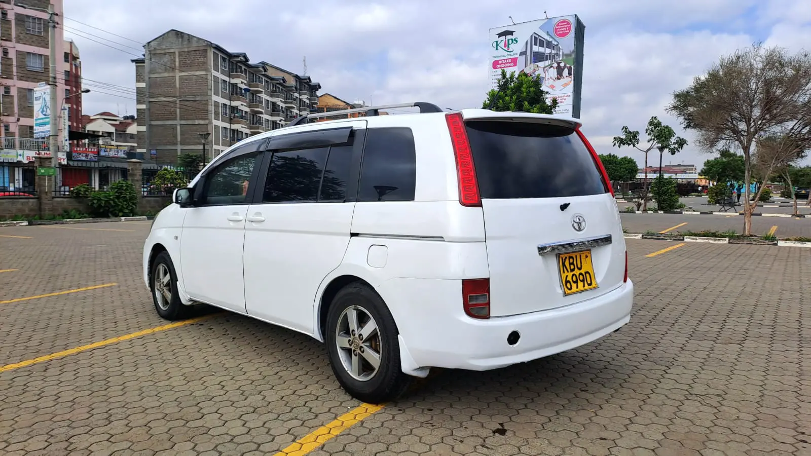 Toyota ISIS QUICK SALE You Pay 30% Deposit Trade in OK hire purchase installments as NEW