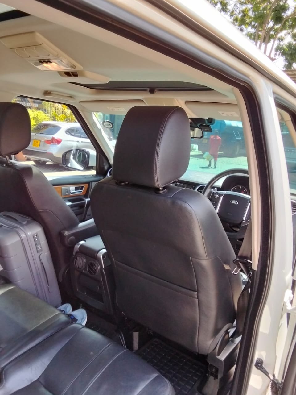 Land Rover DISCOVERY 4 QUICK SALE You Pay 30% Deposit Hire purchase installments UpTo 70% financing/finance NO CRB STATUS CHECK Trade in OK 24 IMG 20241218 WA0122
