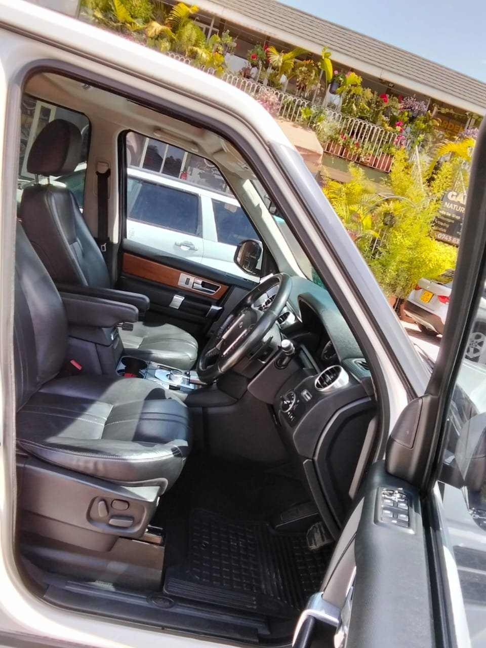 Land Rover DISCOVERY 4 QUICK SALE You Pay 30% Deposit Hire purchase installments UpTo 70% financing/finance NO CRB STATUS CHECK Trade in OK 22 IMG 20241218 WA0124