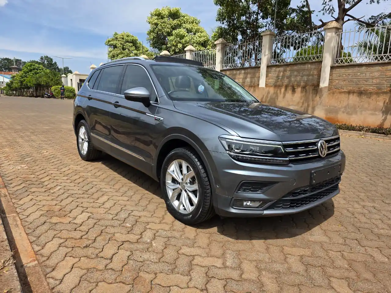 Volkswagen Tiguan New Arrival New Shape  QUICK SALE Asian Owner. Cars from 150K, 30% Deposit lipa pole pole. Hire purchase installments HP. UpTo 70% financing/finance NO CRB STATUS CHECK Trade in OK