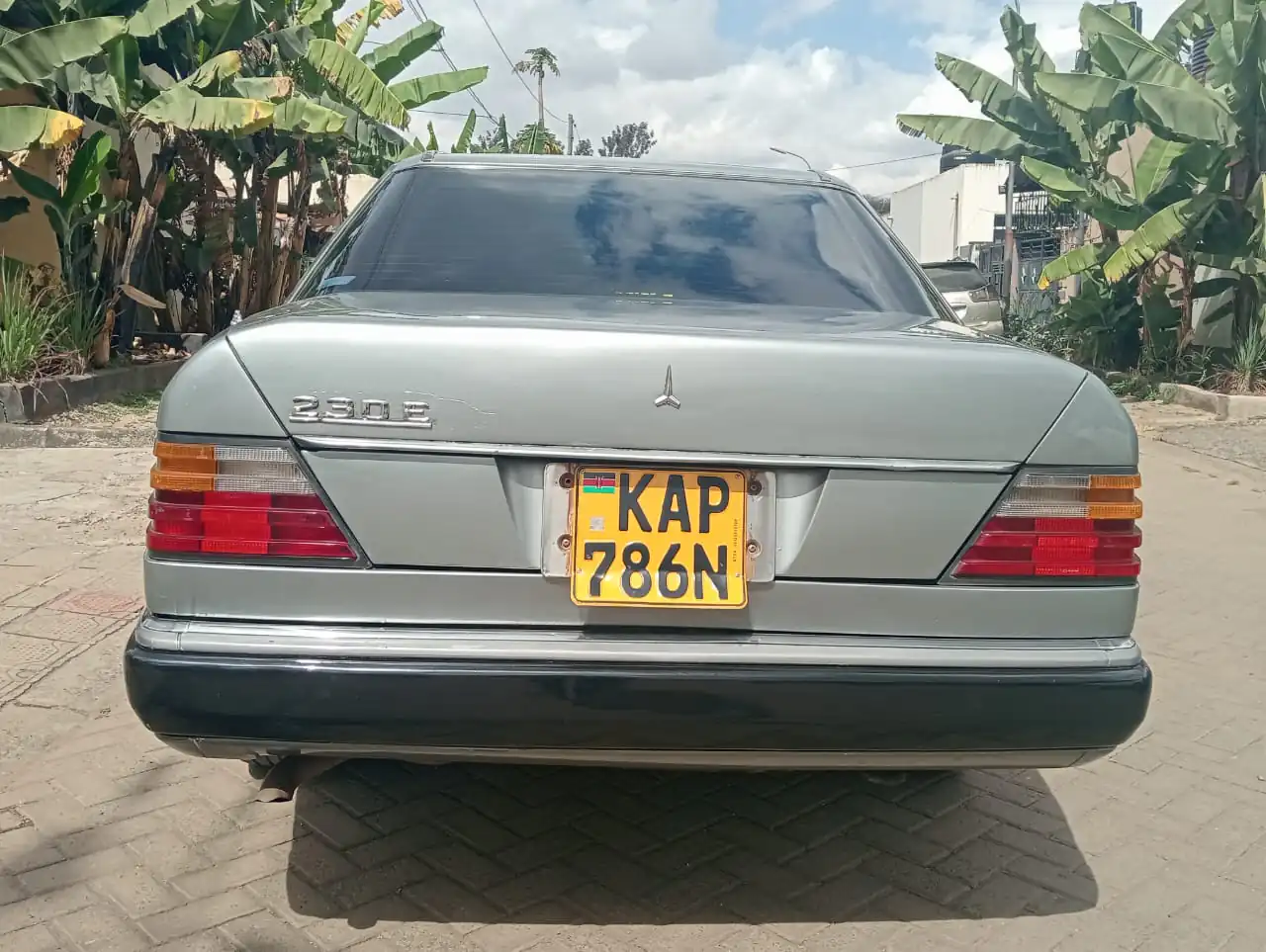 Mercedes W124 111 E Class with SUNROOF 😲 QUICK SALE. Cars from 150K, 30% Deposit lipa pole pole. Hire purchase installments HP. UpTo 70% financing/finance NO CRB STATUS CHECK Trade in OK