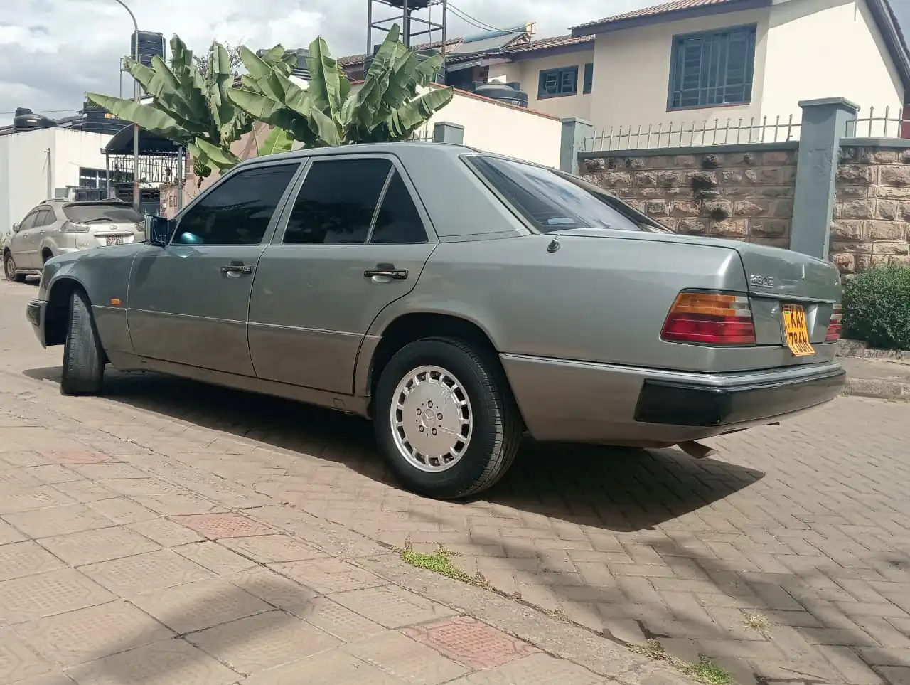 Mercedes W124 111 E Class with SUNROOF 😲 QUICK SALE. Cars from 150K, 30% Deposit lipa pole pole. Hire purchase installments HP. UpTo 70% financing/finance NO CRB STATUS CHECK Trade in OK