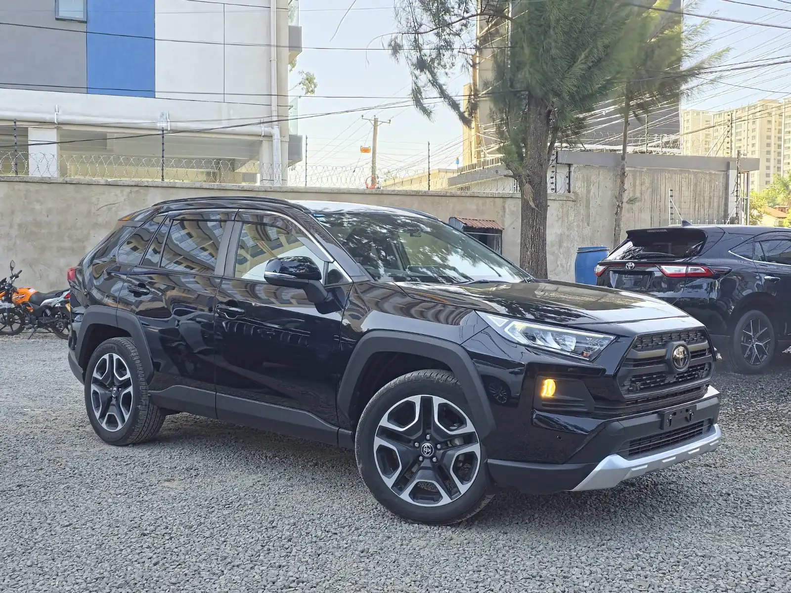 Toyota RAV4 New Arrival SUNROOF 16k km mileage 😲 New Shape QUICK SALE. Cars from 150K, 30% Deposit lipa pole pole. Hire purchase installments HP. UpTo 70% financing/finance NO CRB STATUS CHECK Trade in OK