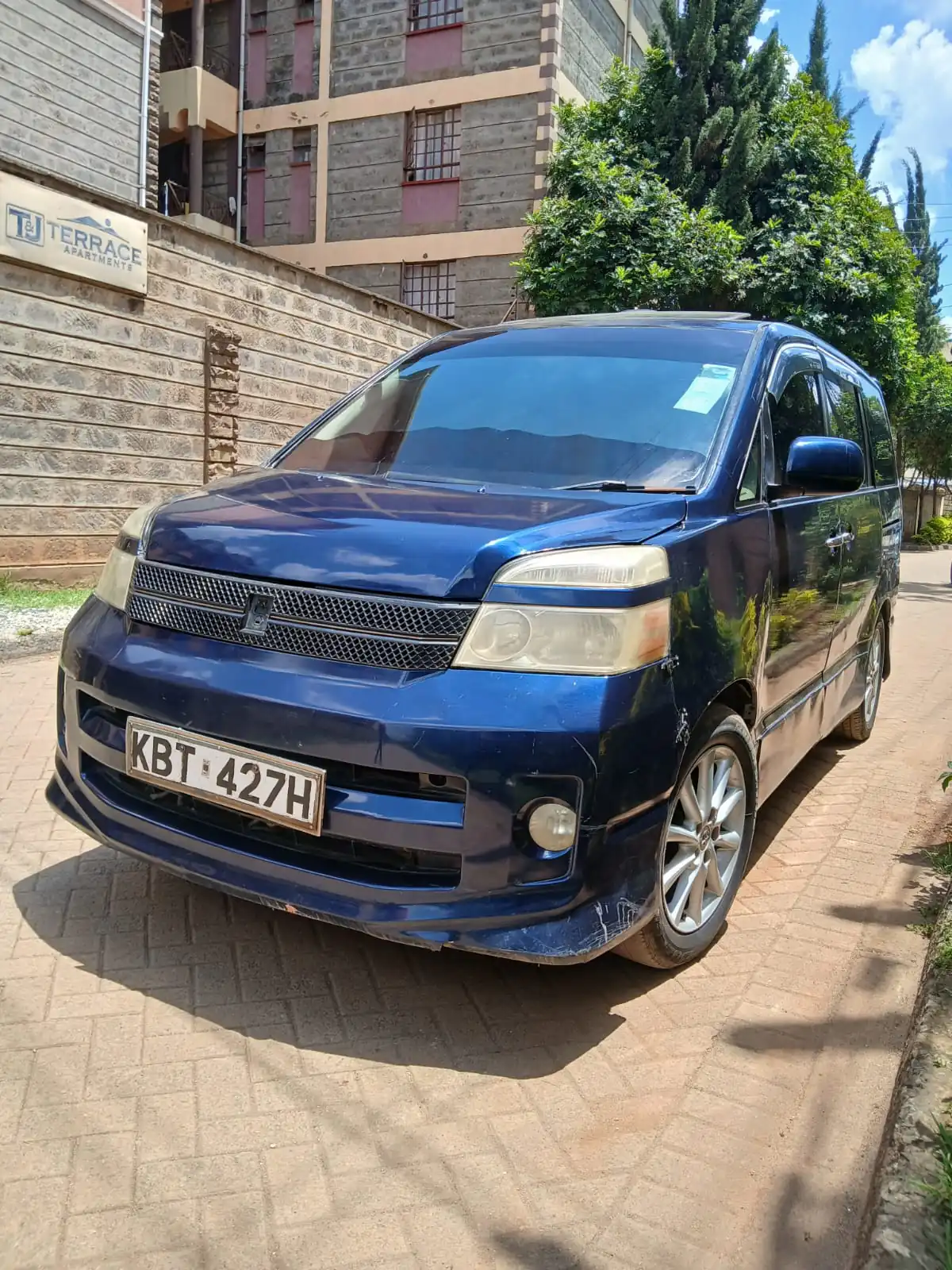 Toyota Voxy 420K ONLY  with SUNROOF 😲 QUICK SALE. Cars from 150K, 30% Deposit lipa pole pole. Hire purchase installments HP. UpTo 70% financing/finance NO CRB STATUS CHECK Trade in OK for sale in kenya check more cars on my bio.