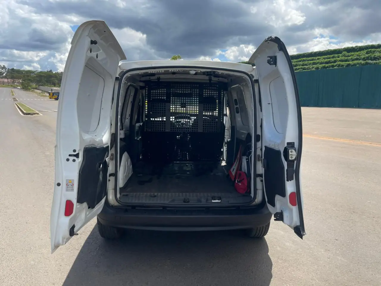 Renault Kangoo Van like nv200 Town-ace 😲 QUICK SALE. Cars from 150K, 30% Deposit lipa pole pole. Hire purchase installments HP. UpTo 70% financing/finance NO CRB STATUS CHECK Trade in OK