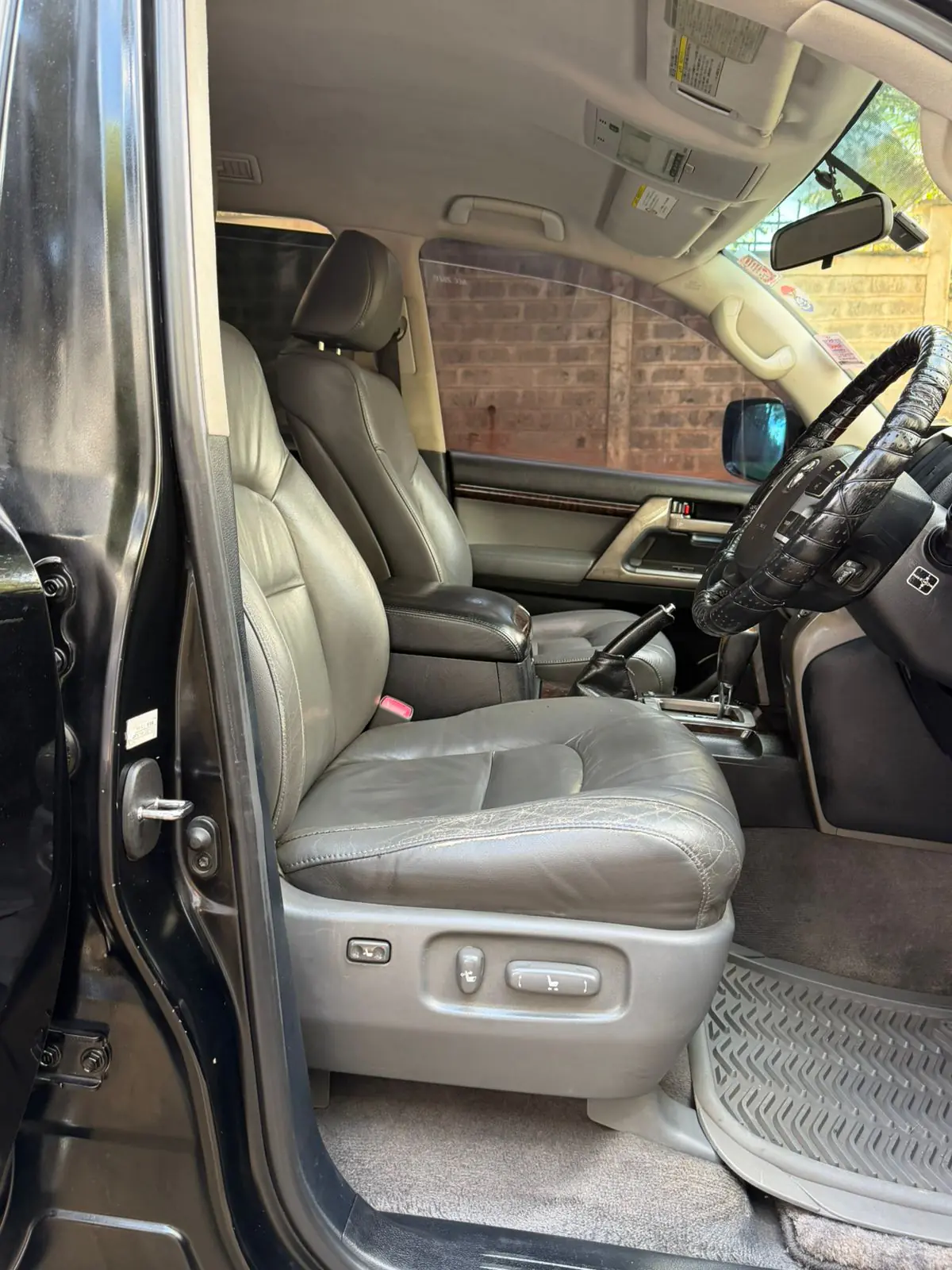 Toyota Land Cruiser v8 60th Anniversary 200 series 💪 Fully Loaded QUICK SALE. Cars from 150K, 30% Deposit lipa pole pole. Hire purchase installments HP Car IMPORT 0% DEPOSIT. UpTo 70% financing/finance NO CRB STATUS CHECK Trade in OK