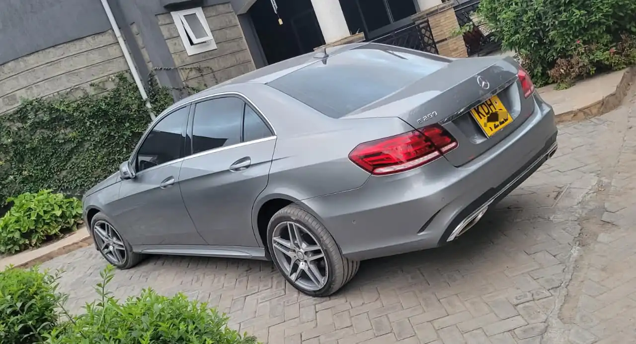 Mercedes Benz E250 Asian Owner Very clean  😲 QUICK SALE. Cars from 150K, 30% Deposit lipa pole pole. Hire purchase installments HP. UpTo 70% financing/finance NO CRB STATUS CHECK Trade in OK