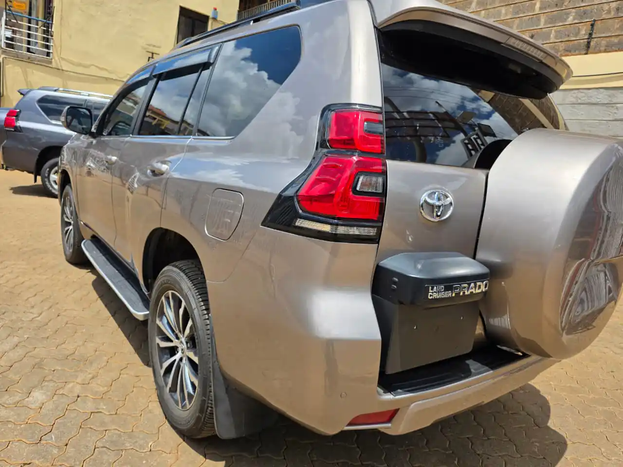 Toyota Land Cruiser Prado Kakadu VXL 2021😲 💪 Fully Loaded QUICK SALE. Cars from 150K, 30% Deposit lipa pole pole. Hire purchase installments HP Car IMPORT 0% DEPOSIT. UpTo 70% financing/finance NO CRB STATUS CHECK Trade in OK