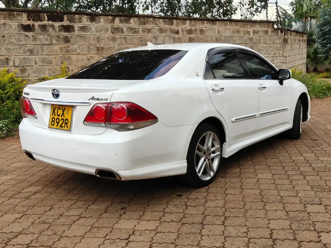 Toyota Crown Athlete with SUNROOF leather 😲 QUICK SALE. Cars from 150K, 30% Deposit lipa pole pole. Hire purchase installments HP. UpTo 70% financing/finance NO CRB STATUS CHECK Trade in OK