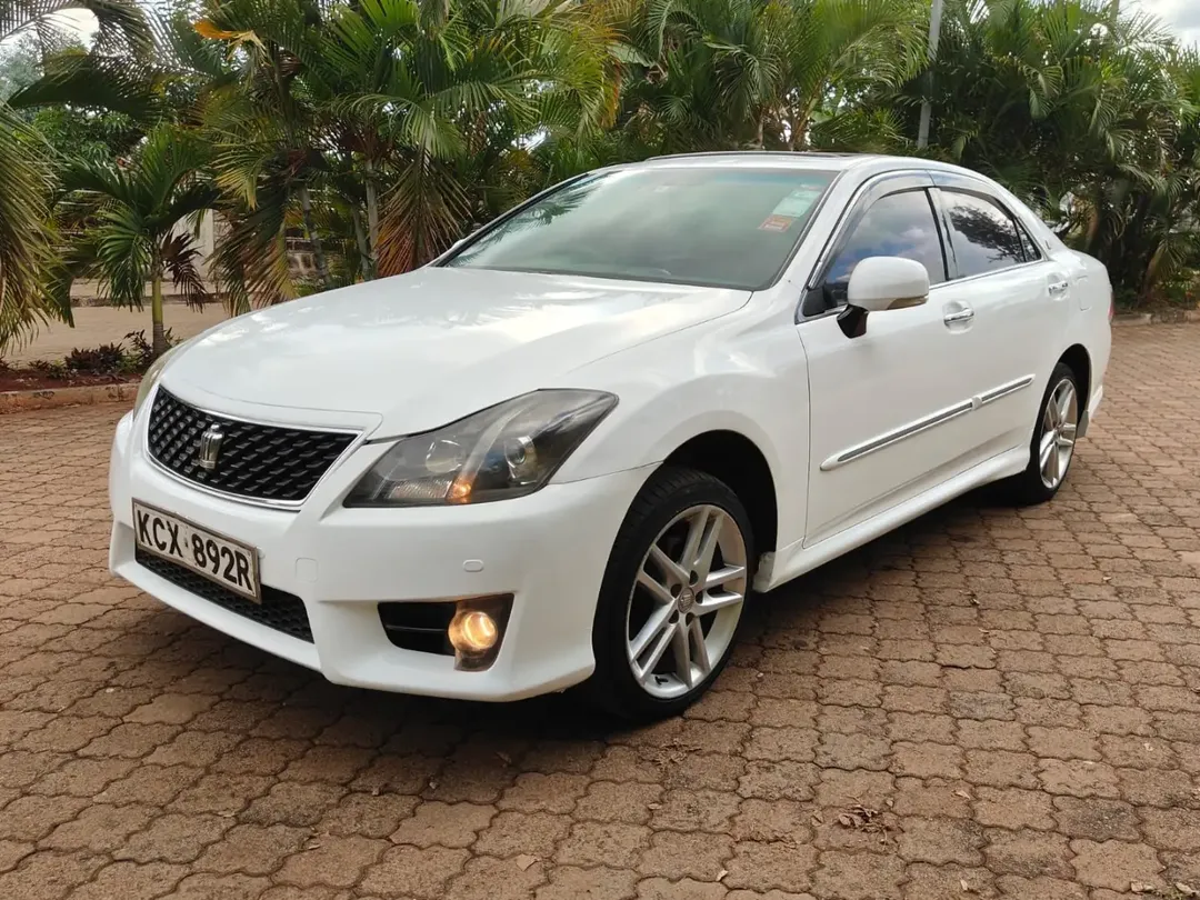 Toyota Crown Athlete with SUNROOF leather 😲 QUICK SALE. Cars from 150K, 30% Deposit lipa pole pole. Hire purchase installments HP. UpTo 70% financing/finance NO CRB STATUS CHECK Trade in OK