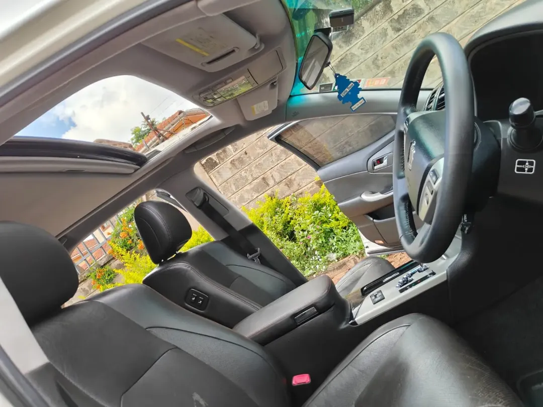 Toyota Crown Athlete with SUNROOF leather 😲 QUICK SALE. Cars from 150K, 30% Deposit lipa pole pole. Hire purchase installments HP. UpTo 70% financing/finance NO CRB STATUS CHECK Trade in OK