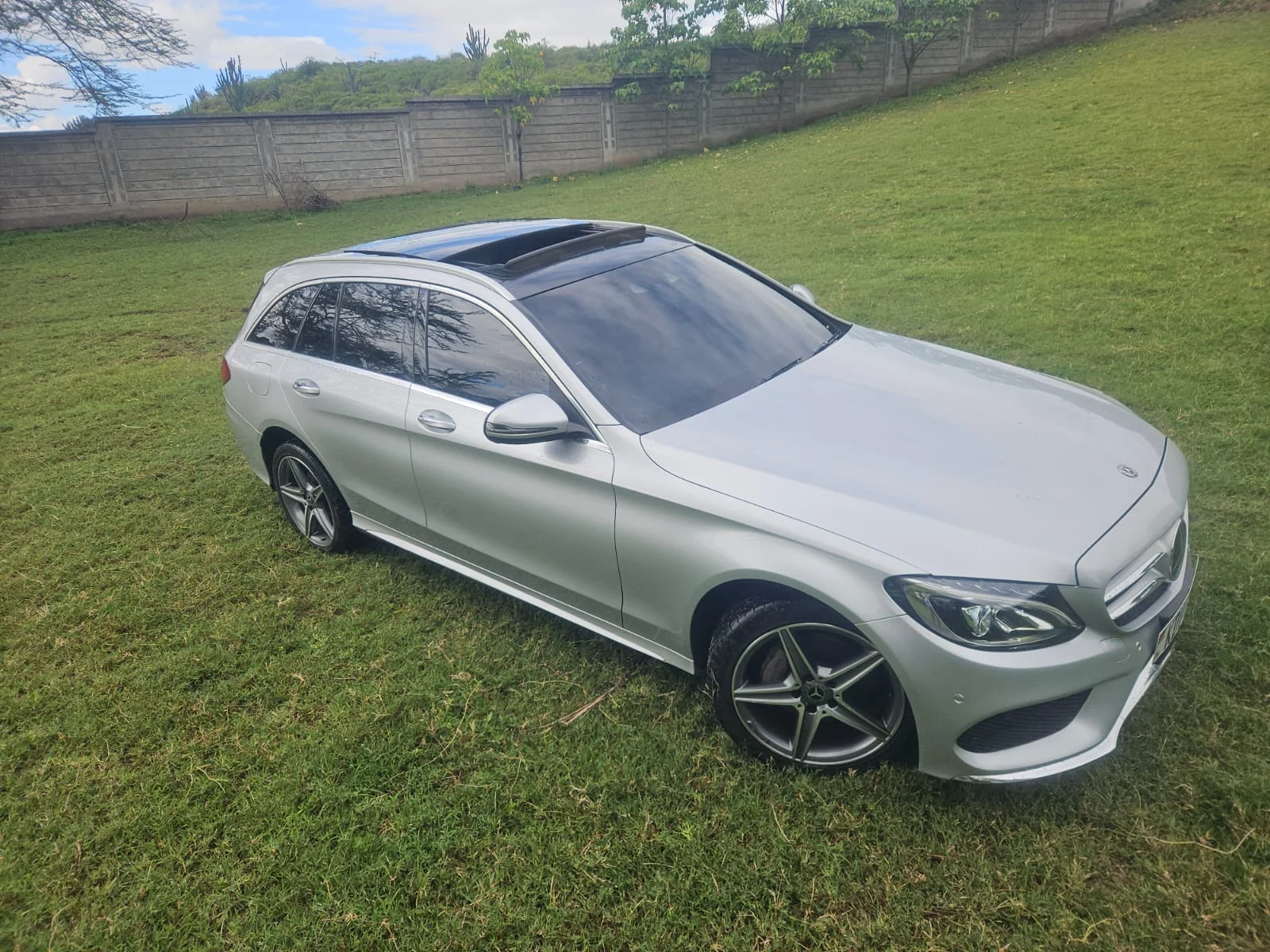 Mercedes Benz c200 with Panoramic SUNROOF New Arrival 😲 QUICK SALE. Cars from 150K, 30% Deposit lipa pole pole. Hire purchase installments HP. UpTo 70% financing/finance NO CRB STATUS CHECK Trade in OK