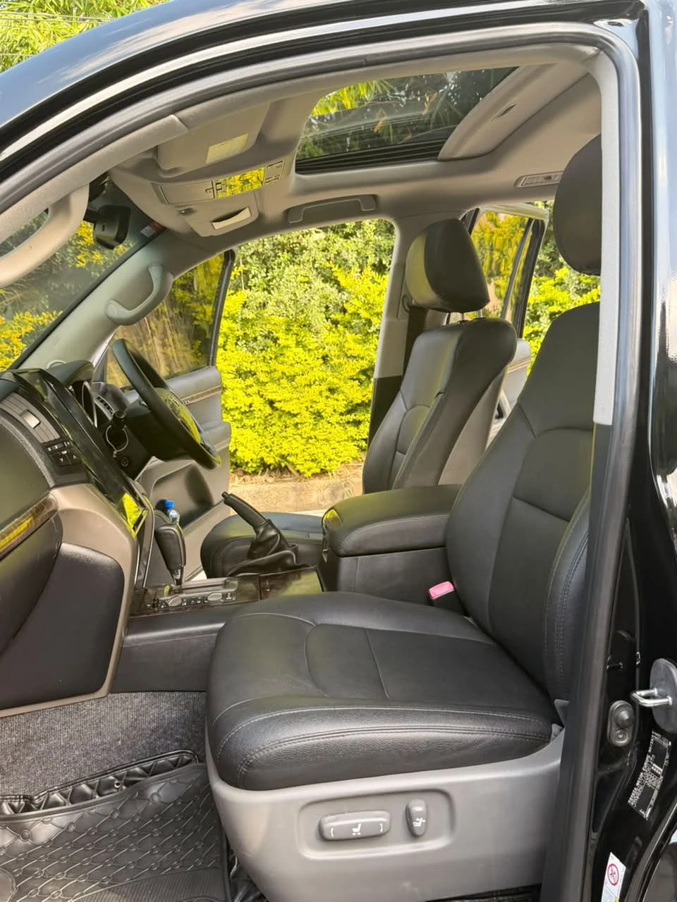 Toyota Land Cruiser V8 DIESEL 200 Series SUNROOF 4500cc 4.5L Very clean 😲 💪 Fully Loaded QUICK SALE. Cars from 150K, 30% Deposit lipa pole pole. Hire purchase installments HP Car IMPORT 0% DEPOSIT. UpTo 70% financing/finance NO CRB STATUS CHECK Trade in OK