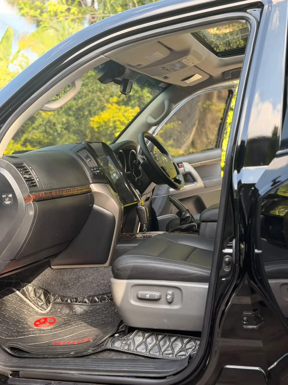 Toyota Land Cruiser V8 DIESEL 200 Series SUNROOF 4500cc 4.5L Very clean 😲 💪 Fully Loaded QUICK SALE. Cars from 150K, 30% Deposit lipa pole pole. Hire purchase installments HP Car IMPORT 0% DEPOSIT. UpTo 70% financing/finance NO CRB STATUS CHECK Trade in OK