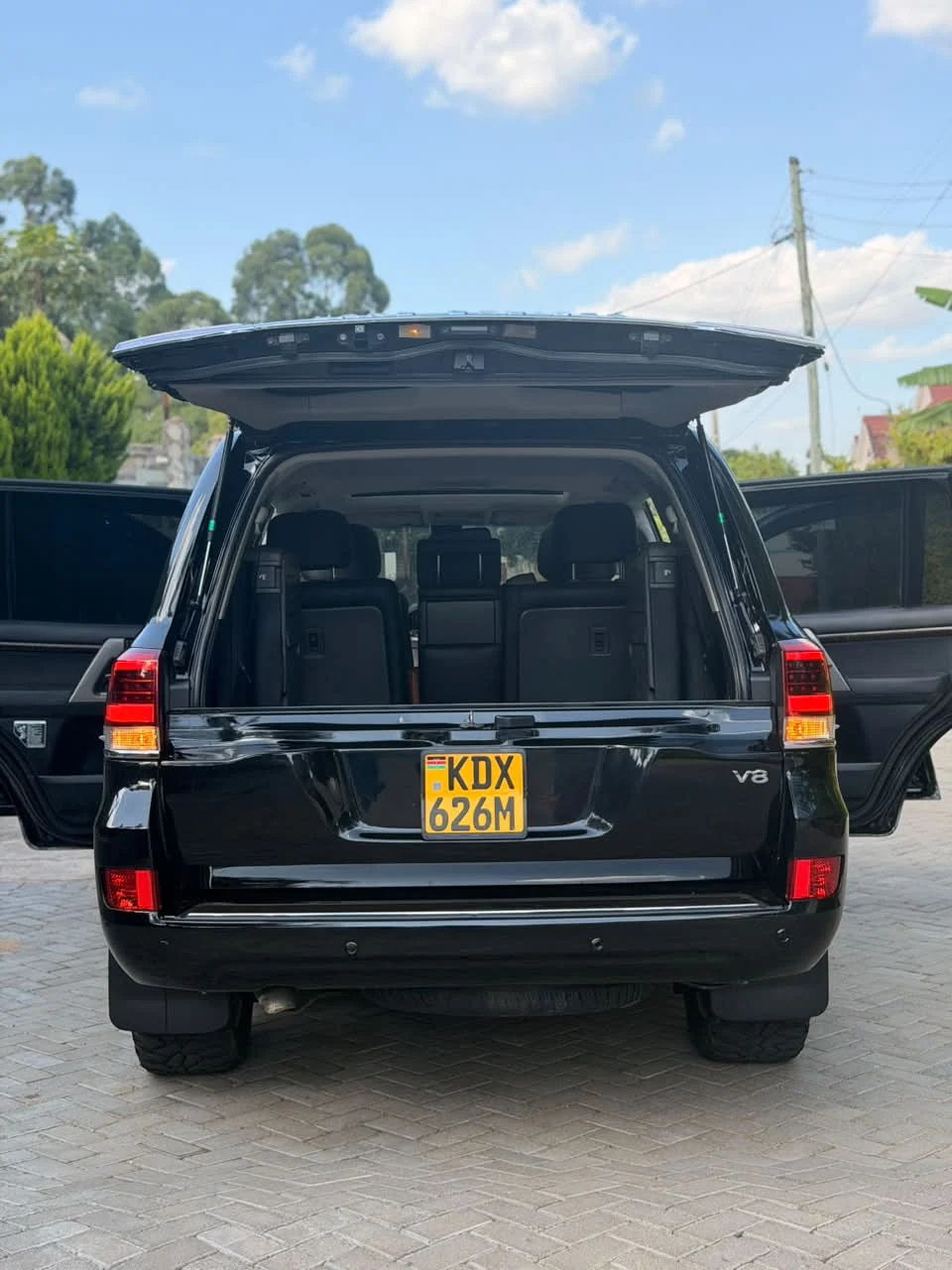 Toyota Land Cruiser V8 DIESEL 200 Series SUNROOF 4500cc 4.5L Very clean 😲 💪 Fully Loaded QUICK SALE. Cars from 150K, 30% Deposit lipa pole pole. Hire purchase installments HP Car IMPORT 0% DEPOSIT. UpTo 70% financing/finance NO CRB STATUS CHECK Trade in OK