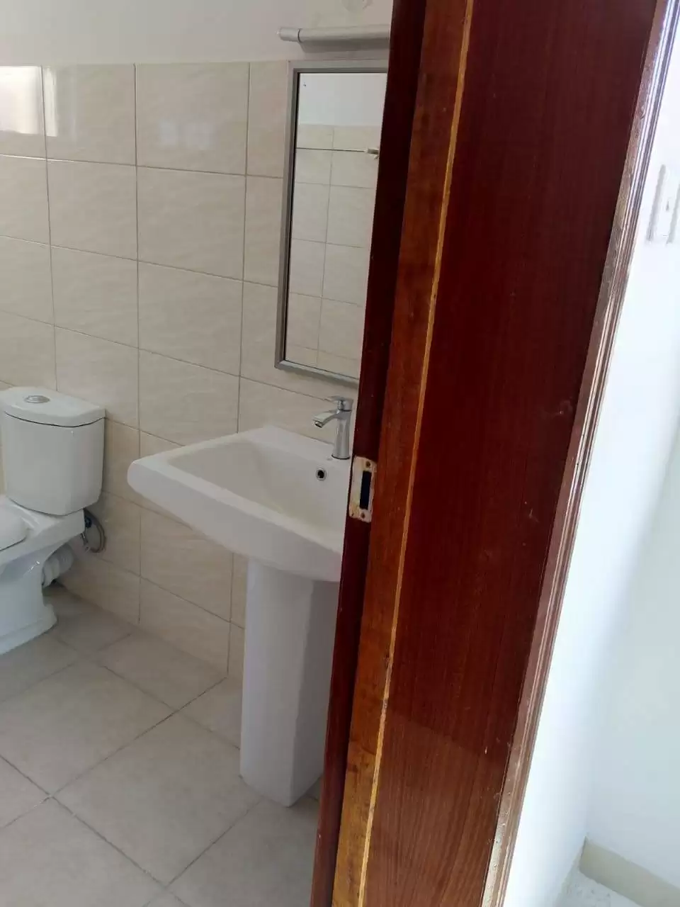 3 bedroom with Dsq 4th Flr 4.8M(Distress negotiable Distress on Sale Apartment For Sale on Sale Athi River with All Amenities like Malls, Schools Swimming Pool etc