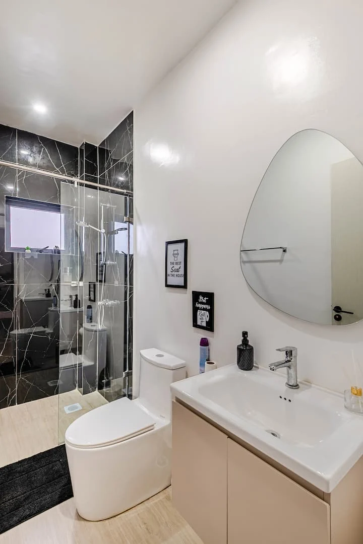Short and long let (Airbnb) Executive with best view of Nairobi, has all Amenities, indoor.  0724260188 Kilimani
