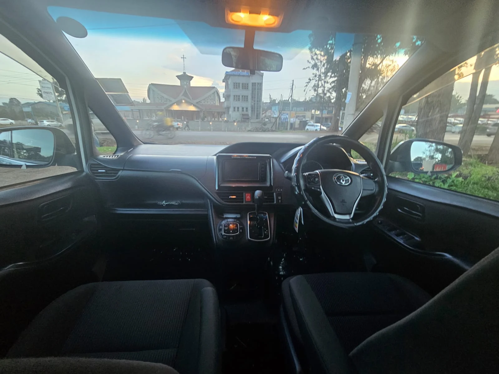Toyota Voxy  New Shape Van 😲 QUICK SALE. Cars from 150K, 30% Deposit lipa pole pole. Hire purchase installments HP. UpTo 70% financing/finance NO CRB STATUS CHECK Trade in OK