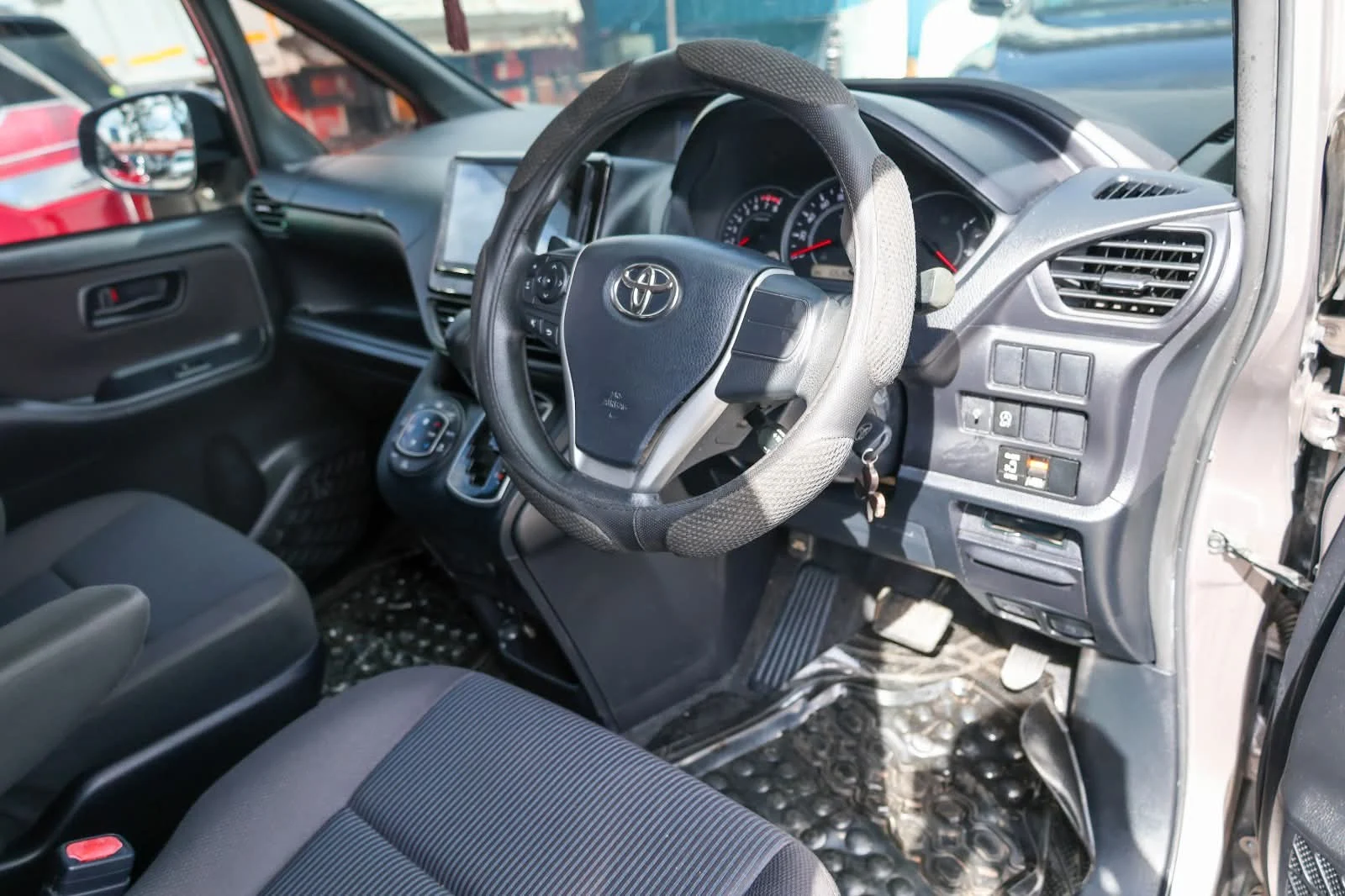 Toyota Voxy  New Shape Van New Arrival 😲 QUICK SALE. Cars from 150K, 30% Deposit lipa pole pole. Hire purchase installments HP. UpTo 70% financing/finance NO CRB STATUS CHECK Trade in OK