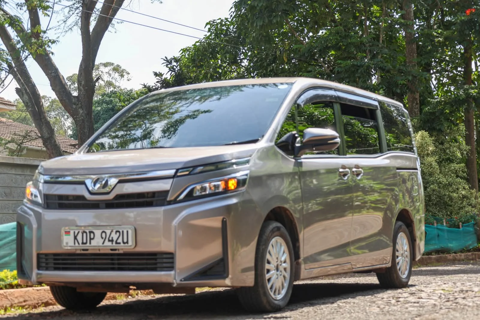 Toyota Voxy  New Shape Van New Arrival 😲 QUICK SALE. Cars from 150K, 30% Deposit lipa pole pole. Hire purchase installments HP. UpTo 70% financing/finance NO CRB STATUS CHECK Trade in OK