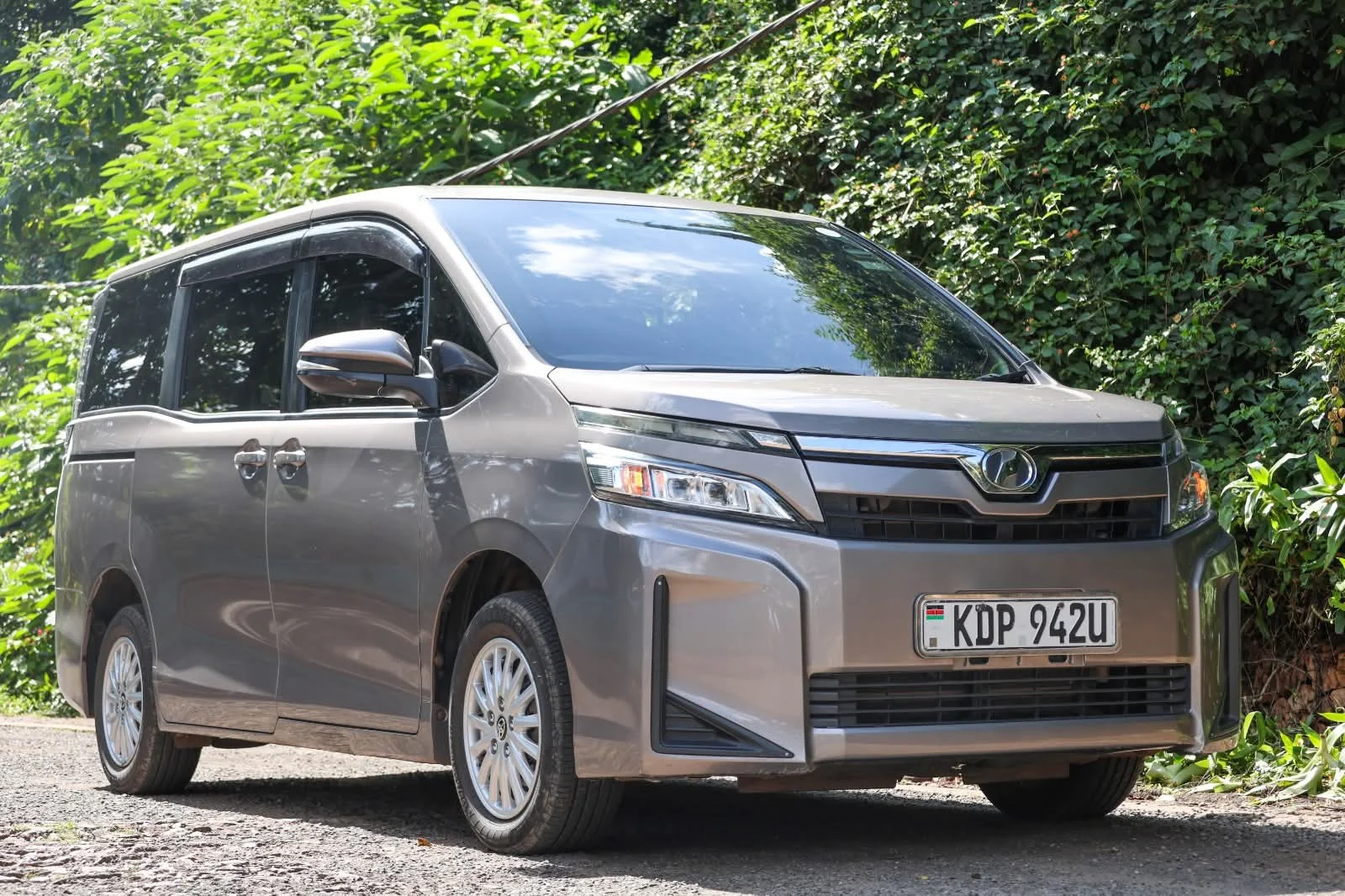 Toyota Voxy  New Shape Van New Arrival 😲 QUICK SALE. Cars from 150K, 30% Deposit lipa pole pole. Hire purchase installments HP. UpTo 70% financing/finance NO CRB STATUS CHECK Trade in OK