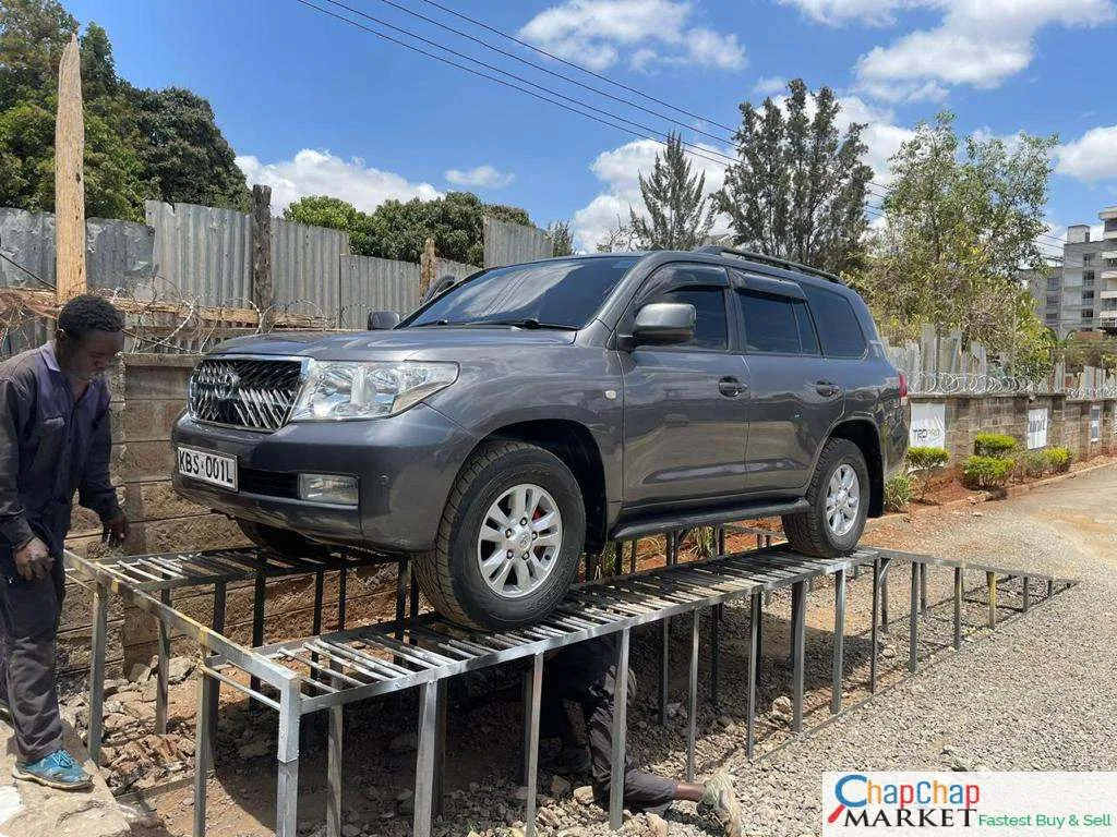 Toyota Land cruiser V8 DIESEL local assembly SUNROOF leather LOCAL ASSEMBLY TRADE IN OK EXCLUSIVE for Sale in Kenya